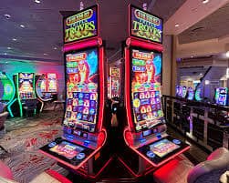 Tampilan antarmuka permainan live-dealer Playtech di sultangacor dengan meja blackjack dan dealer Tampilan antarmuka permainan live-dealer Playtech di sultangacor dengan meja blackjack dan dealer